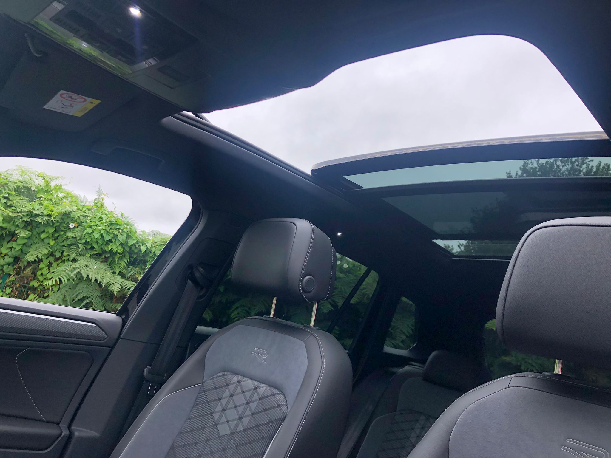 Volkswagen TIGUAN Black R-Line - Image 7