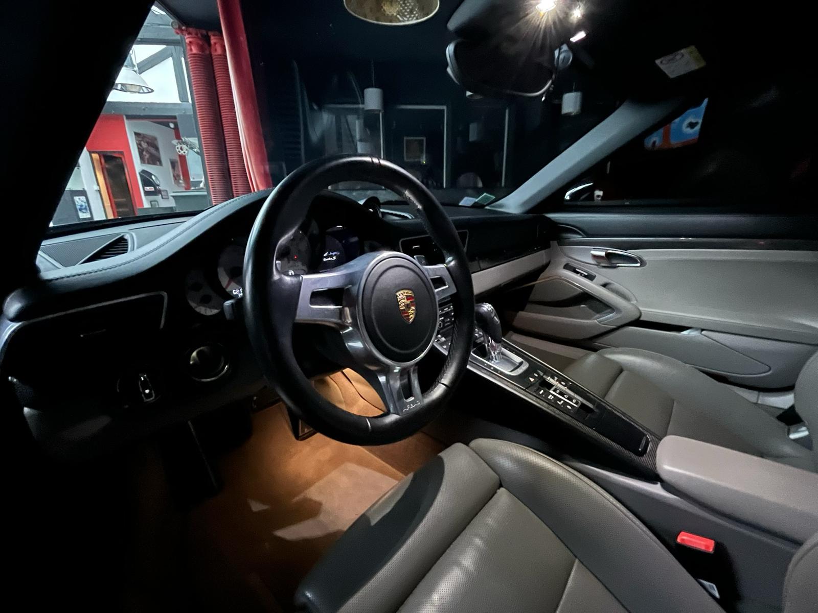 Porsche 911 CABRIOLET TURBO - Image 3