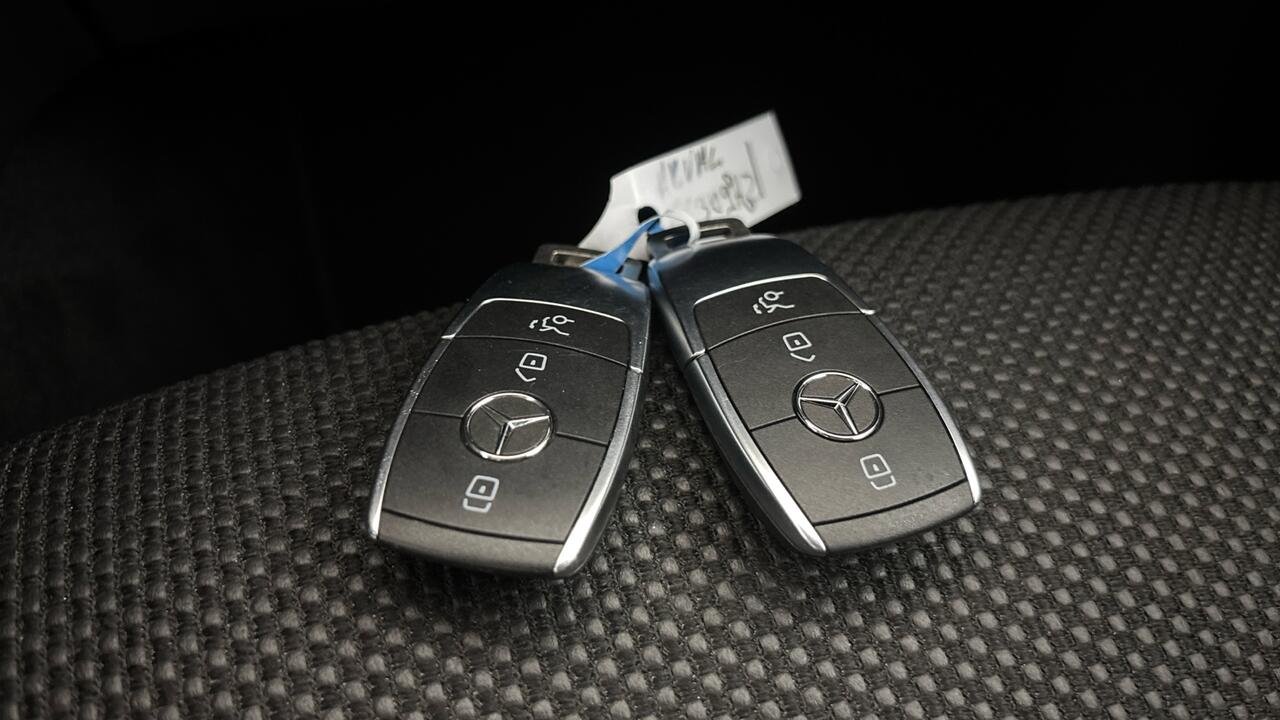MERCEDES-BENZ GLC 300e Business Line 4Matic - Image 16