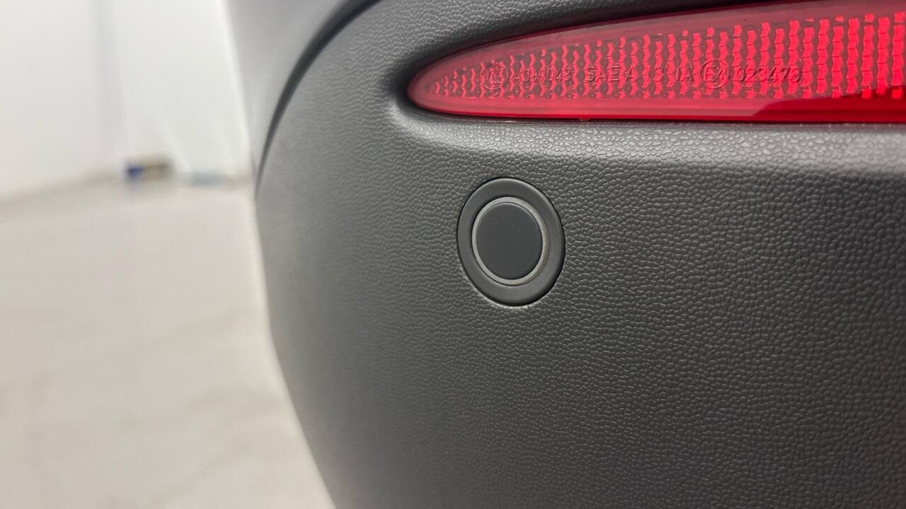 MERCEDES-BENZ GLC 300e Business Line 4Matic - Image 22