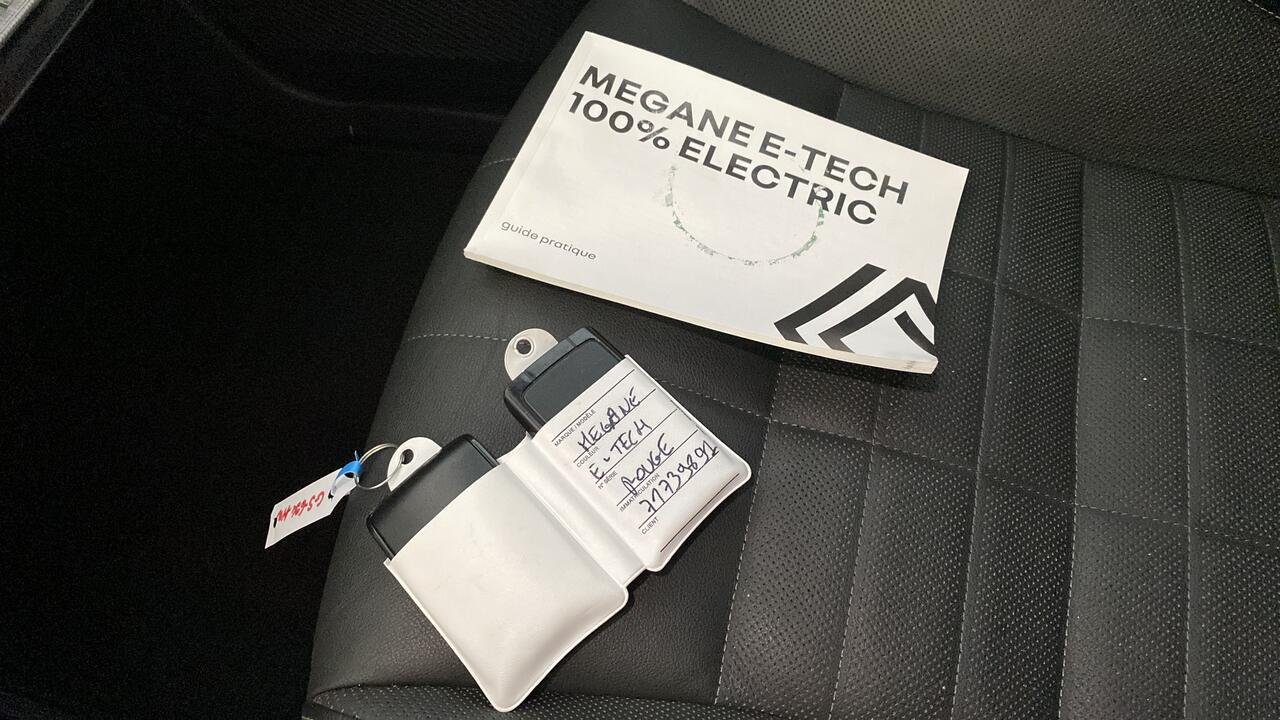 Renault Megane  ICONIC EV60 220 OPTIMUM CHARGE  - Image 14