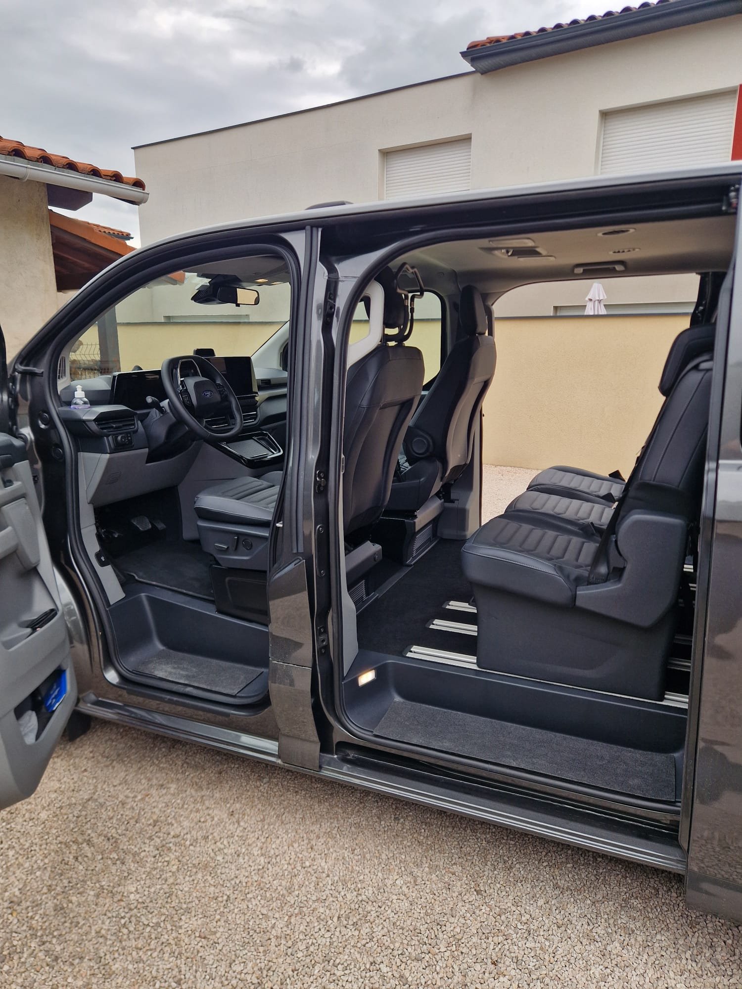 Ford TOURNEO CUSTOM TITANIUM - Image 2