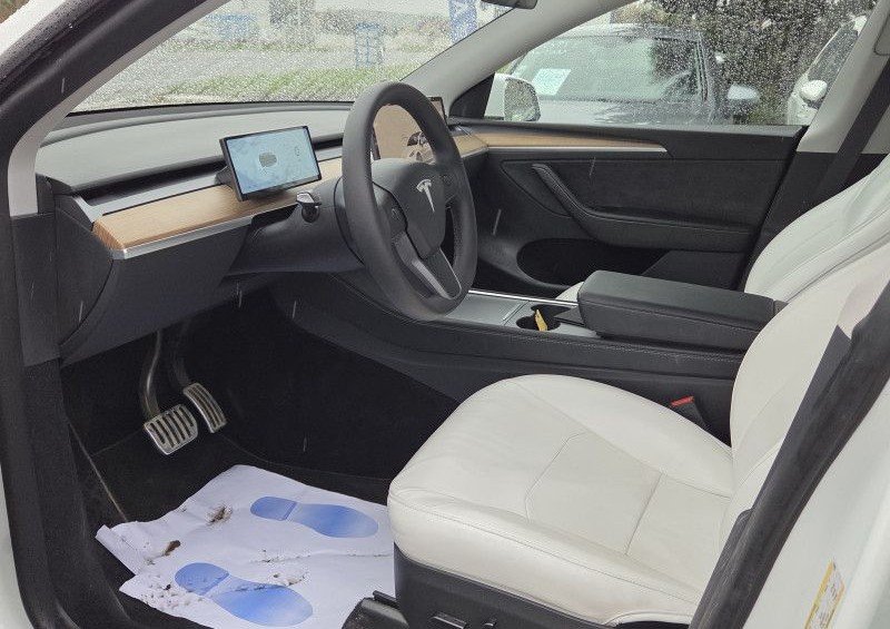 Tesla Model Y Standard RWD - Image 11
