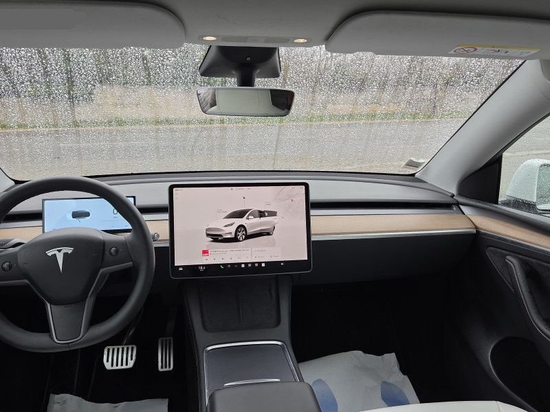 Tesla Model Y Standard RWD - Image 14