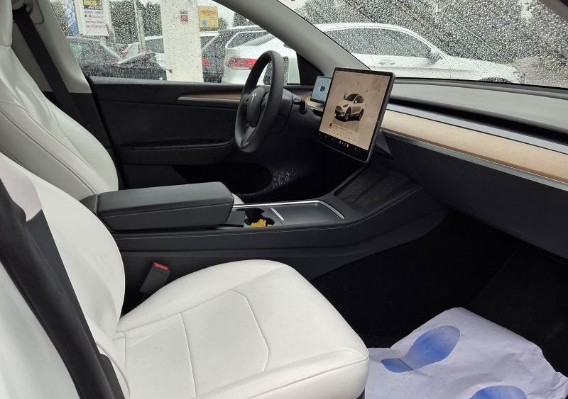 Tesla Model Y Standard RWD - Image 19